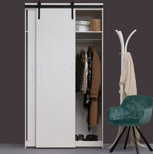 Lemari pakaian dengan pintu lipat yang hemat ruang